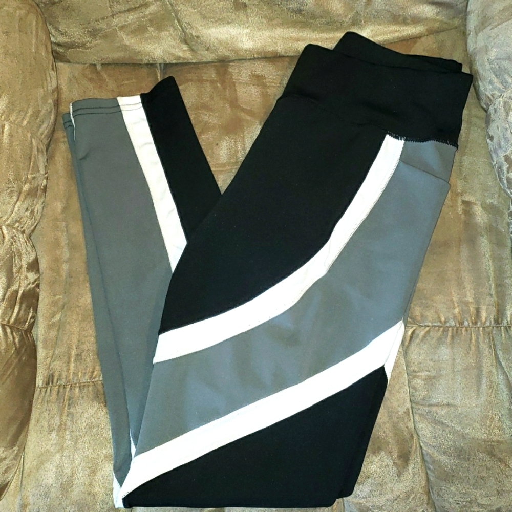 Athletic leggings with side pockets